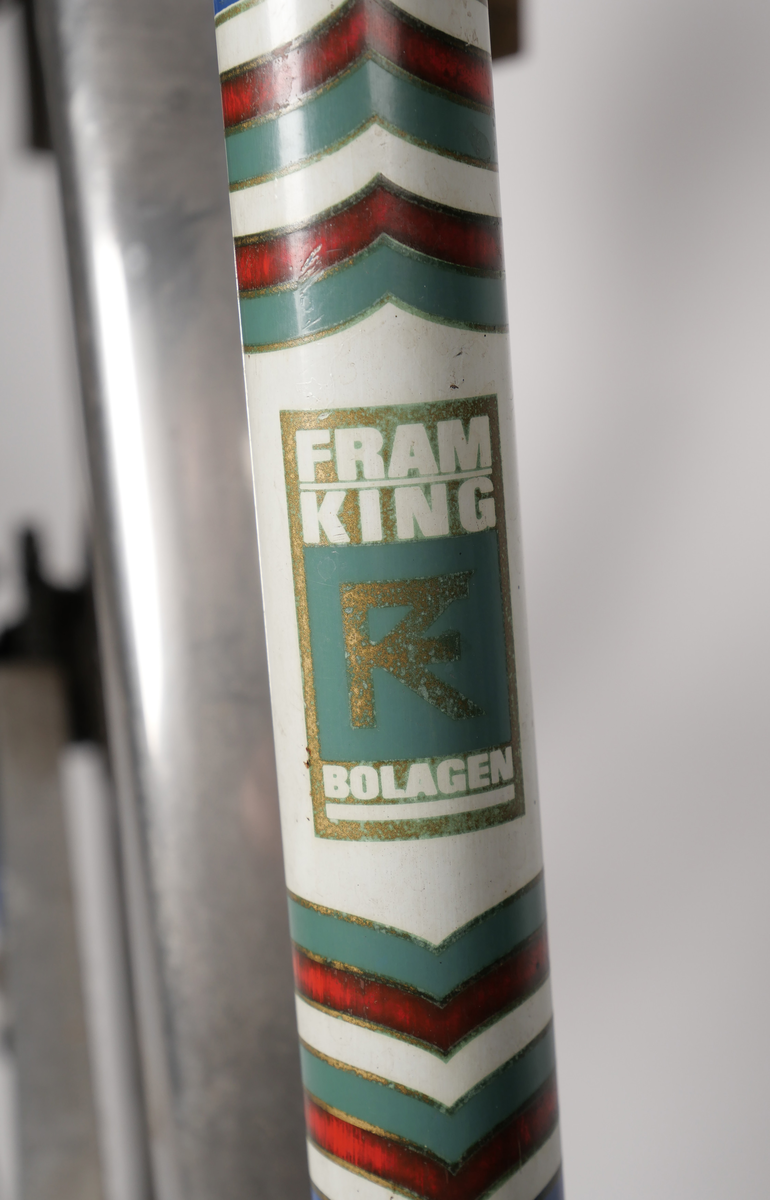 Cykel tillverkad av Fram King i Helsingborg, inköpt på Fritz Johanssons maskinaffär i Alingsås. Cykeln bär märken från båda verksamheterna,