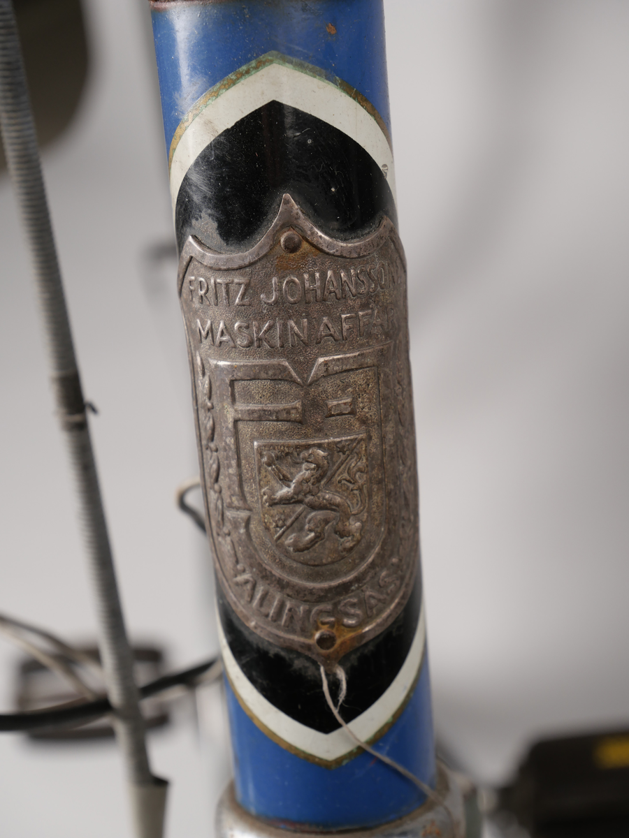 Cykel tillverkad av Fram King i Helsingborg, inköpt på Fritz Johanssons maskinaffär i Alingsås. Cykeln bär märken från båda verksamheterna,