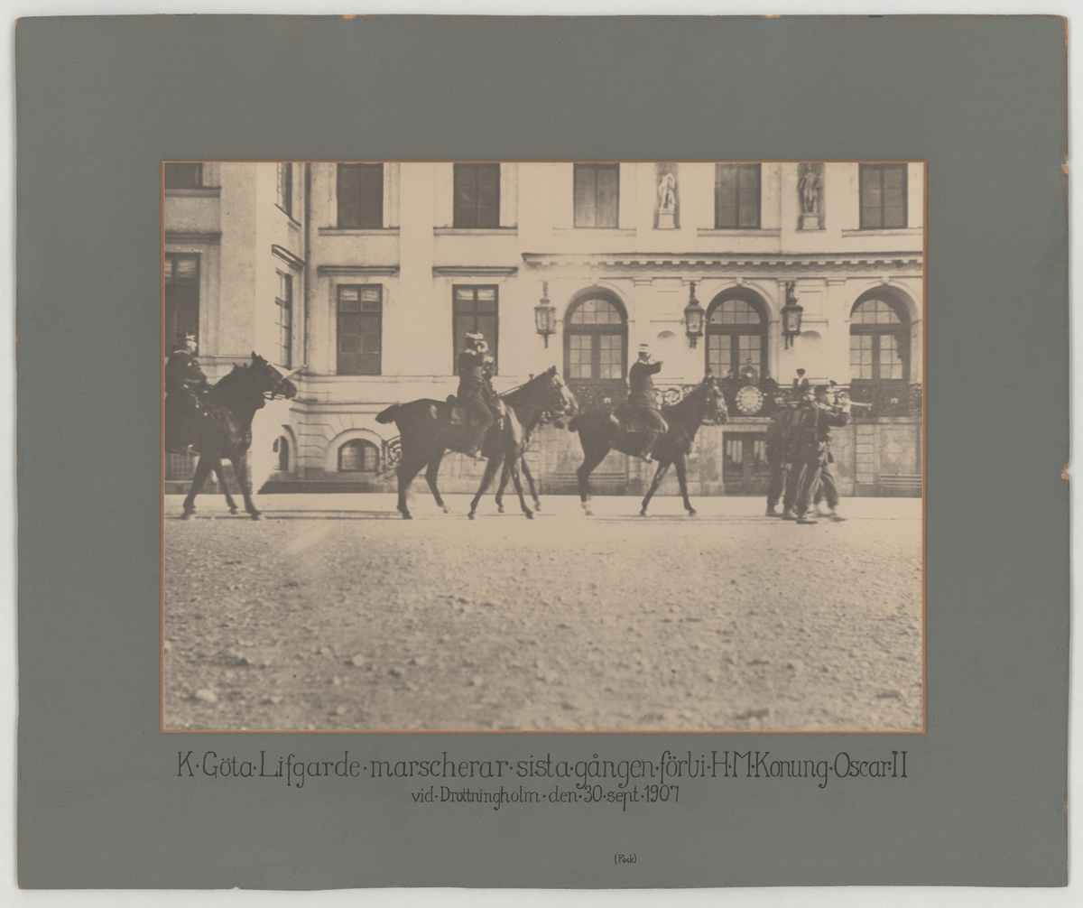 Göta livgarde marscherar för sista gången förbi Kung Oscar II vid Drottningholm, 1907.