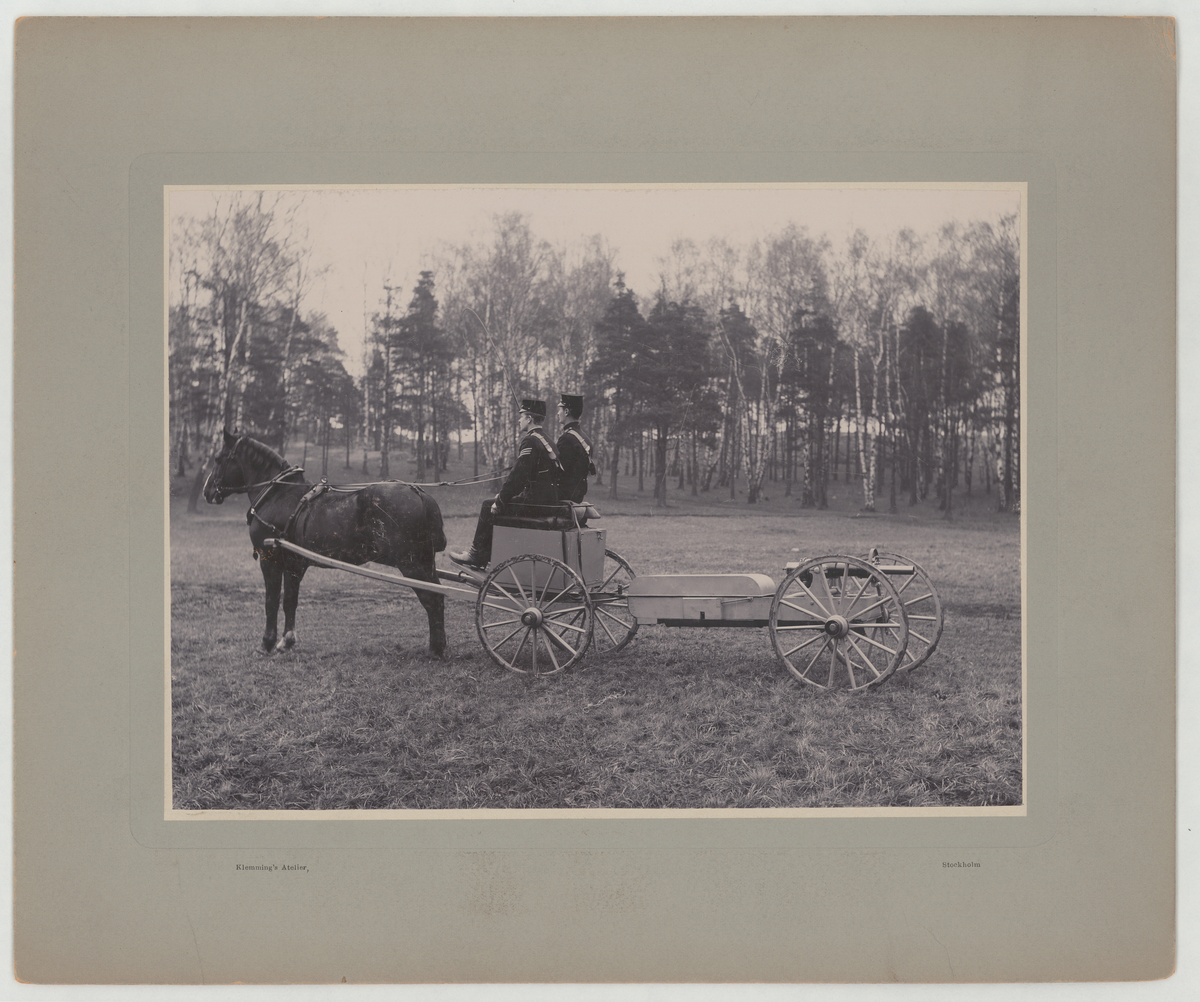 Kapten Unges kanon efter uppställning. Häst och föreställare på fält, 1894.