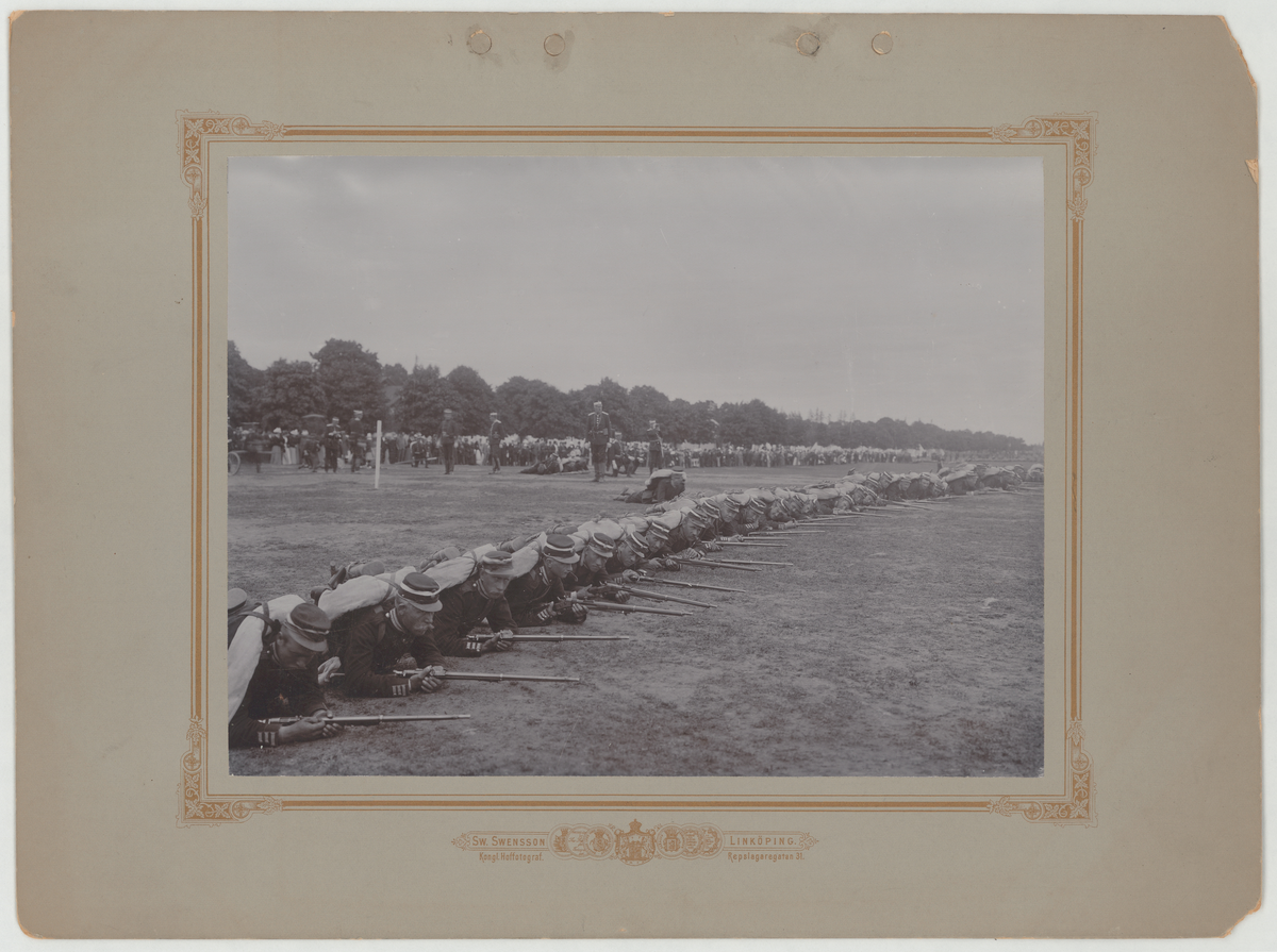 Beväringar med full packning liggande i fält, mobilisering 1900.
