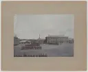 Göta livgarde I 1, förbimarsch på kaserngården vid kronprinsens (senare Gustaf V) inspektion, 1901.