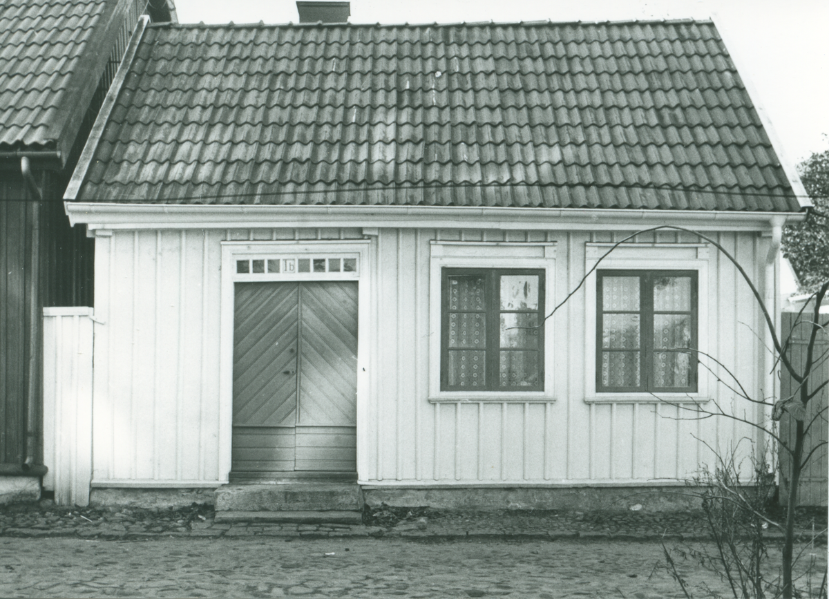 Byggt år 1860, byggherre arbetskarlen Anders Bengtsson. Falkenbergs minsta bostadshus!