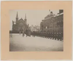 Parad på Centralplan i Gävle. Kung Gustav V inspekterar rege