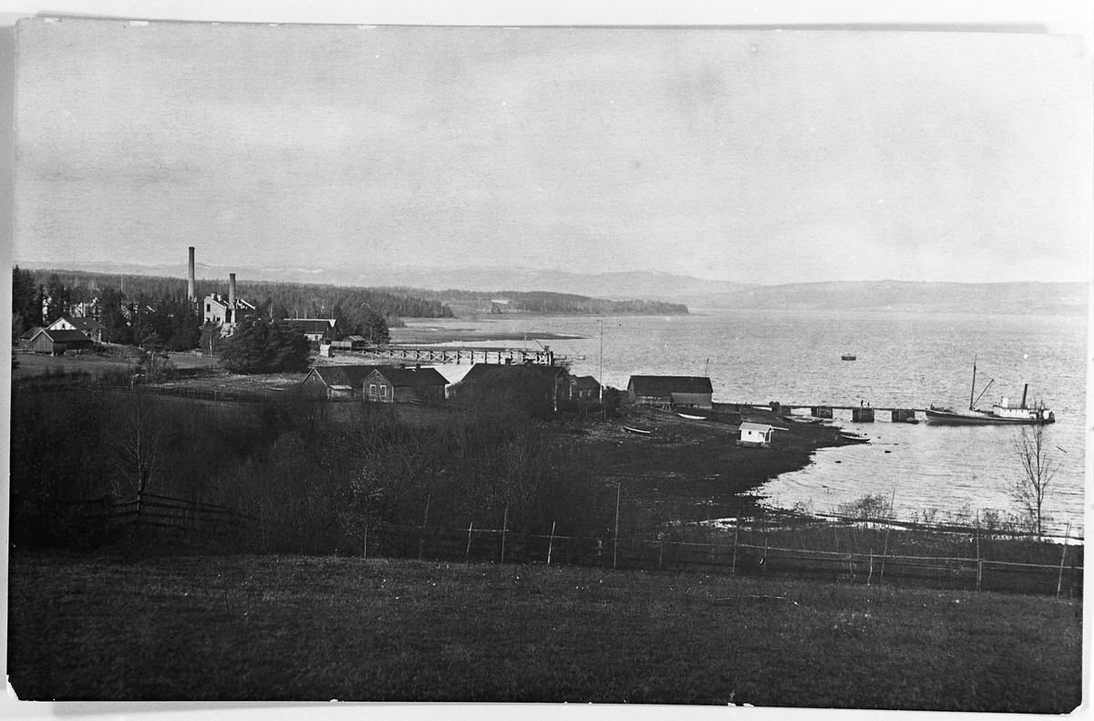 Kapp brygge, Østre Toten, før 1908. Melkefabrikken med fabrikkbrygga i bakgrunnen.