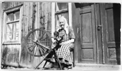 Augusta Årum ved rokken, Lensbygda i Østre Toten ca. 1930.
