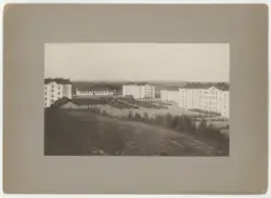 Hallands infanteriregemente I 16. Kaserngård med uppställda soldater.