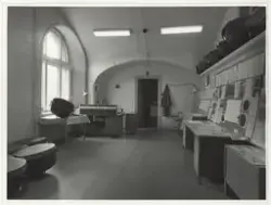 Interiörbild, arbetsrum på Armémuseum med pukor.