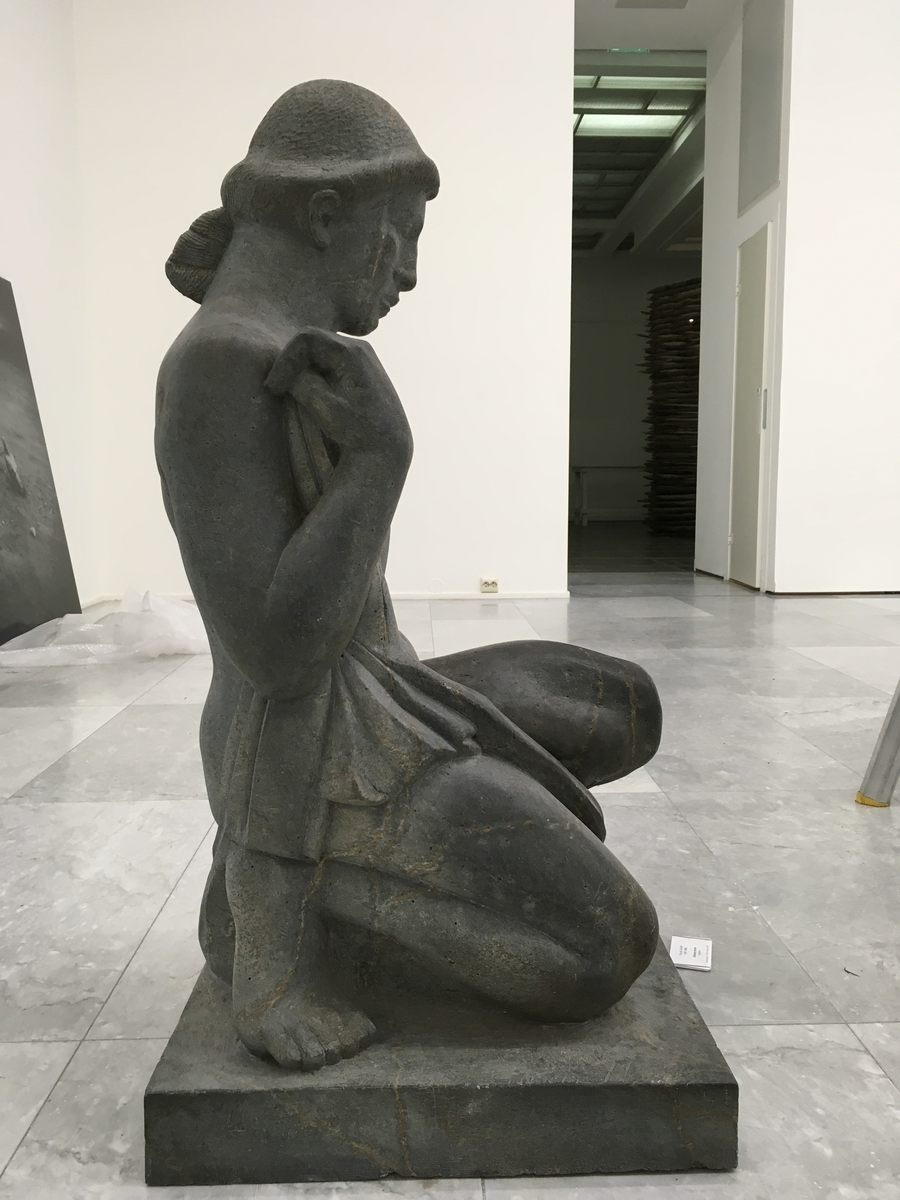 Sittende kvinne [Klebersteinskulptur]