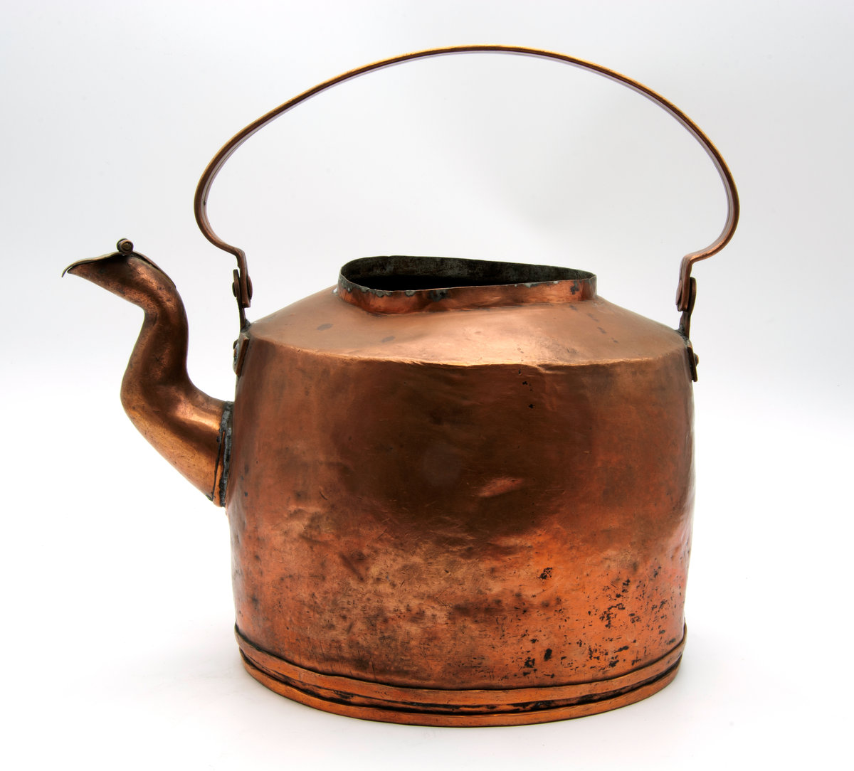 Kaffekittel av koppar. Lock för pipen. Lock saknar märkning. Troligtvis 8 liter. Ingen fläns.