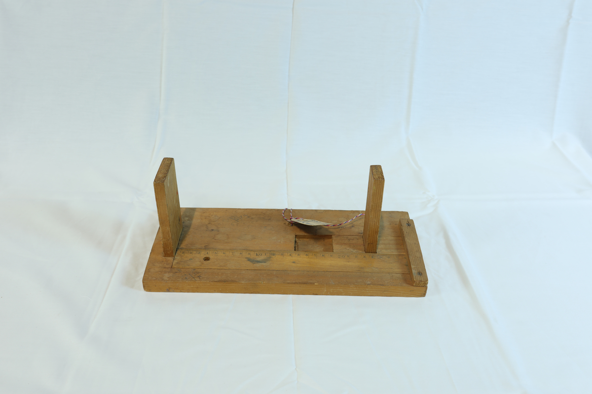 Form: rektangulær plate m/ to 90 gr. små pater felt ionn
