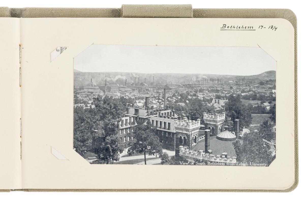 Bilden föreställer en vy per Bethlehem från Lehigh universitetet. I bakgrunden syn skorsten av industribyggnader.