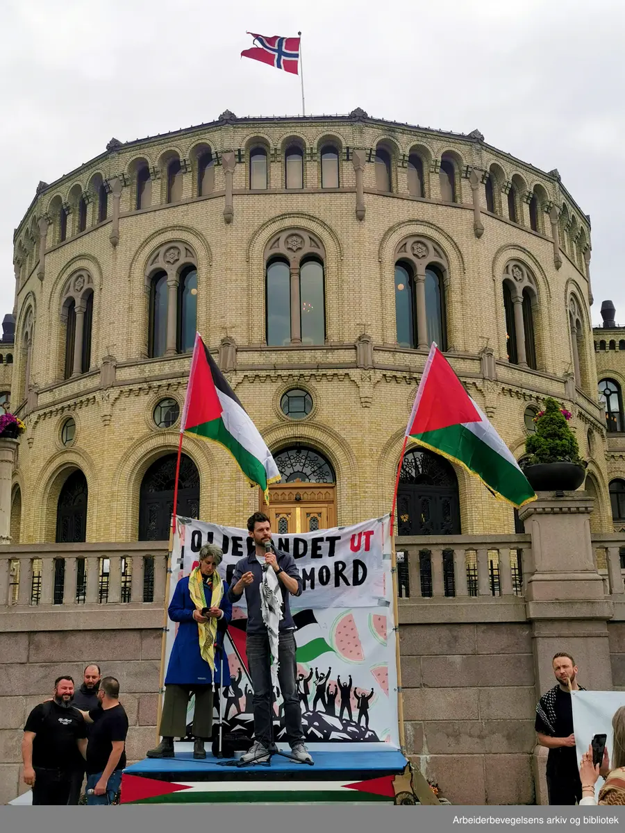 Demonstrasjon foran Stortinget med krav om at politikerne skal stemme for å trekke oljefondet ut av Israels økonomi, 4. juni 2025. På scenen: Line Khateeb fra Palestinakomiteen og Bjørnar Moxnes fra partiet Rødt.