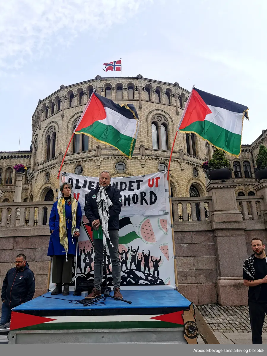Demonstrasjon foran Stortinget med krav om at politikerne skal stemme for å trekke oljefondet ut av Israels økonomi, 4. juni 2025. På scenen: Line Khateeb fra Palestinakomiteen og Raymond Johansen, generalsekretær i Norsk Folkehjelp.