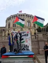 Demonstrasjon foran Stortinget med krav om at politikerne skal stemme for å trekke oljefondet ut av Israels økonomi, 4. juni 2025. På scenen: Line Khateeb fra Palestinakomiteen og Raymond Johansen, generalsekretær i Norsk Folkehjelp.