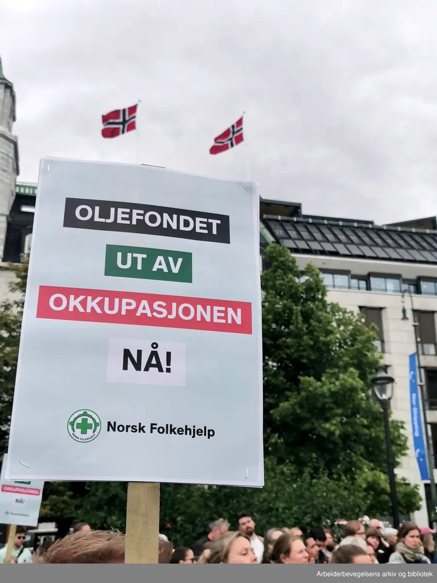 Demonstrasjon foran Stortinget med krav om at politikerne skal stemme for å trekke oljefondet ut av Israels økonomi, 4. juni 2025. Plakat fra Norsk Folkehjelp: Oljefondet ut av okkupasjonen nå!
