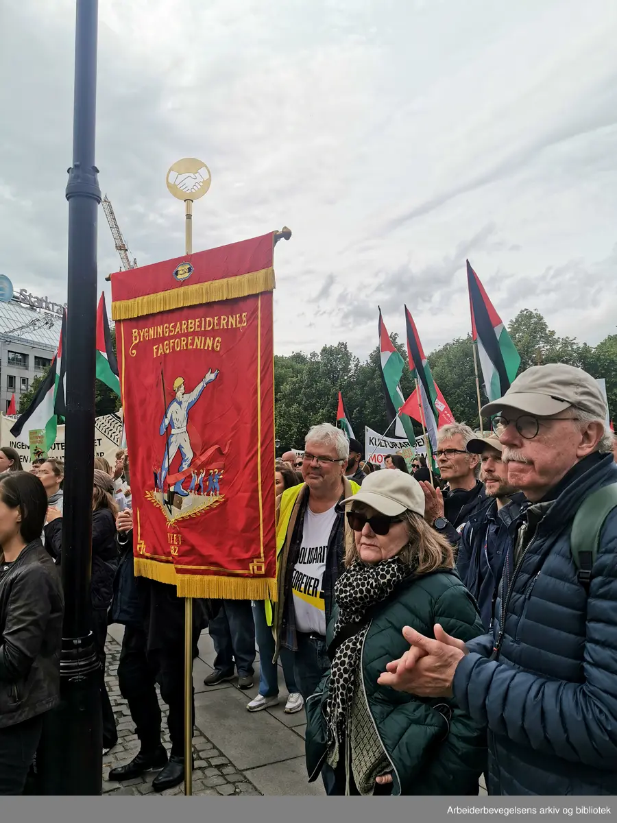 Demonstrasjon foran Stortinget med krav om at politikerne skal stemme for å trekke oljefondet ut av Israels økonomi, 4. juni 2025. Her med fanen til bygningsarbeidernes forening.