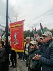 Demonstrasjon foran Stortinget med krav om at politikerne skal stemme for å trekke oljefondet ut av Israels økonomi, 4. juni 2025. Her med fanen til bygningsarbeidernes forening.