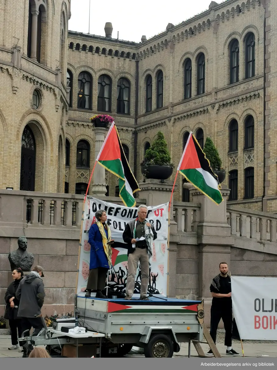 Demonstrasjon foran Stortinget med krav om at politikerne skal stemme for å trekke oljefondet ut av Israels økonomi, 4. juni 2025. På scenen: Line Khateeb fra Palestinakomiteen og Rasmus Hansson fra Miljøpartiet de grønne. .