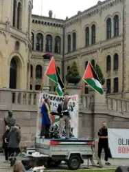 Demonstrasjon foran Stortinget med krav om at politikerne skal stemme for å trekke oljefondet ut av Israels økonomi, 4. juni 2025. På scenen: Line Khateeb fra Palestinakomiteen og Rasmus Hansson fra Miljøpartiet de grønne. .