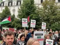 Demonstrasjon foran Stortinget med krav om at politikerne skal stemme for å trekke oljefondet ut av Israels økonomi, 4. juni 2025. Mange plakater fra Norsk folkehjelp.
