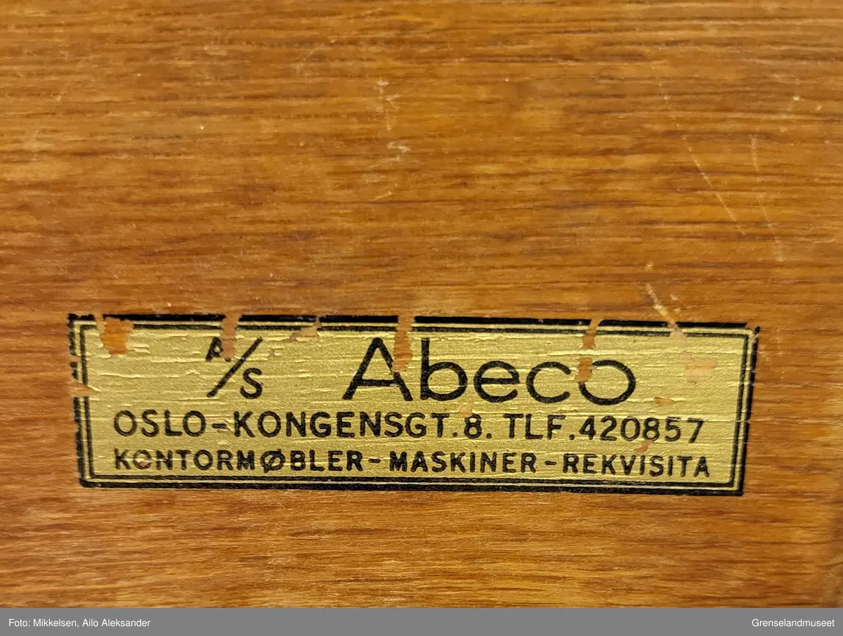 Gjenstanden er et brunt Abeco skap av tre med låsbar skyvedør. Skapet har fjorten hyller med midtskille til oppbevaring av stein- og mineralprøver. Gjenstanden har vært i bruk over lang tid noe som har har ført til at skapet har blitt nedslitt. Den brune trefargen arge er nedslitt på flere steder. Bortsett fra å bære preg aldertidsbruk har skapet har ingen betydelige skader. Nøkkelen til skapet mangler.  