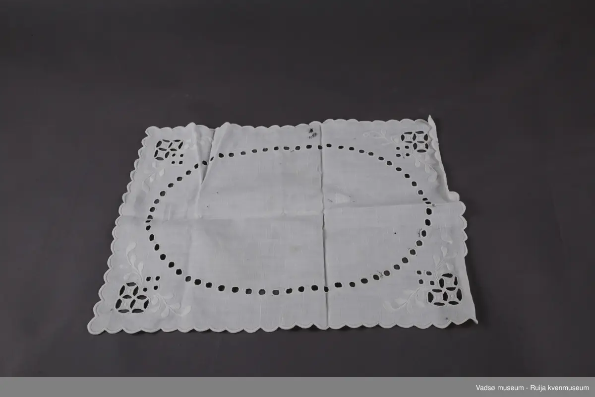 Duk av bomull. Engelsk broderi, 40 x 30 cm. Hvit. Slitt