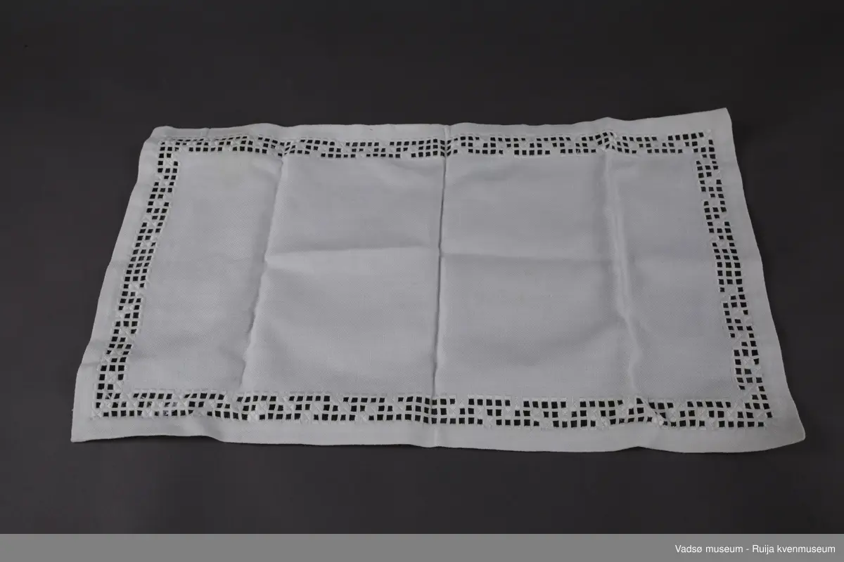 Duk av lin. Hardanger sømm. 50 x 30 cm. Hvit.