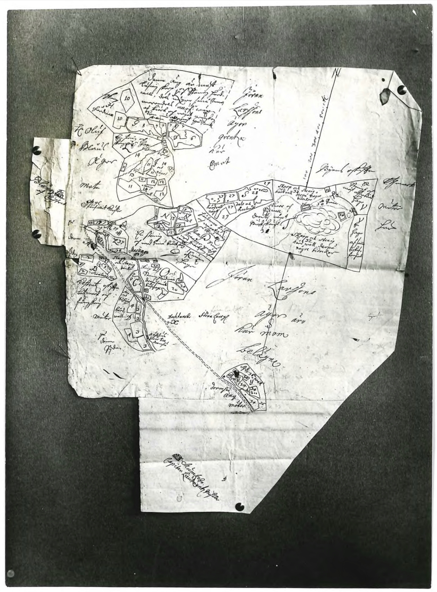 Fotografi på kartskiss över Klosterbyn i Husby socken 1697 (Arealavmätning).