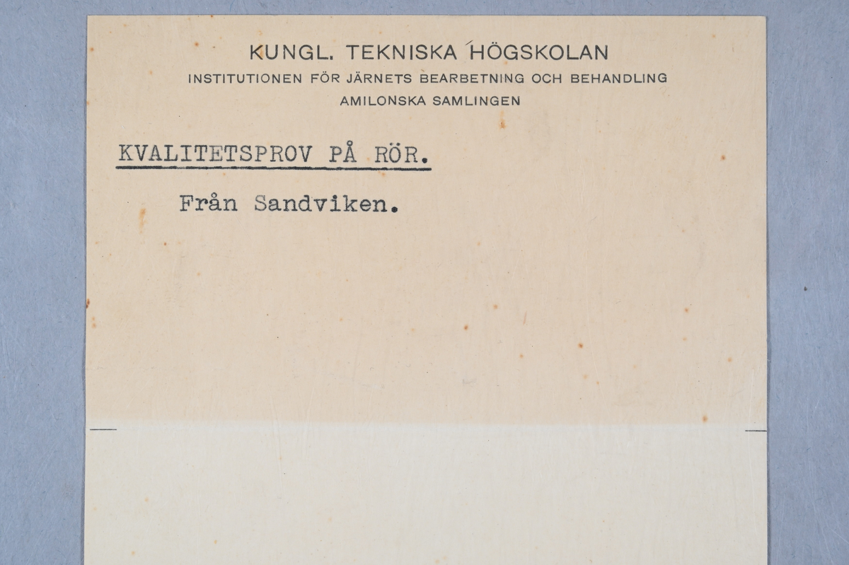 Prov på rör. Märkning på provet med notering: "Sandvik". Tillhörande lapp med notering: "Kvalitetprov på rör. Från Sandviken."
