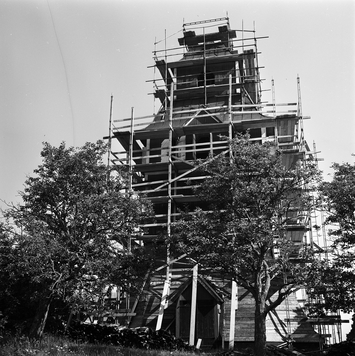 Klockstapel renoveras i Tolfta, Uppland 1970
