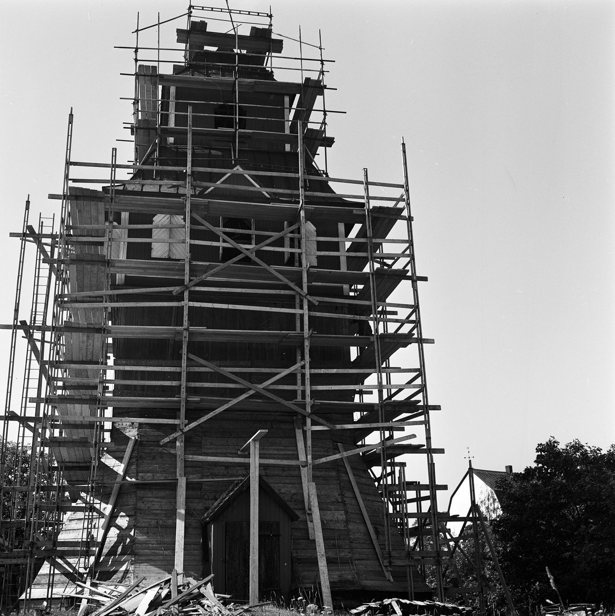 Klockstapel renoveras i Tolfta, Uppland 1970