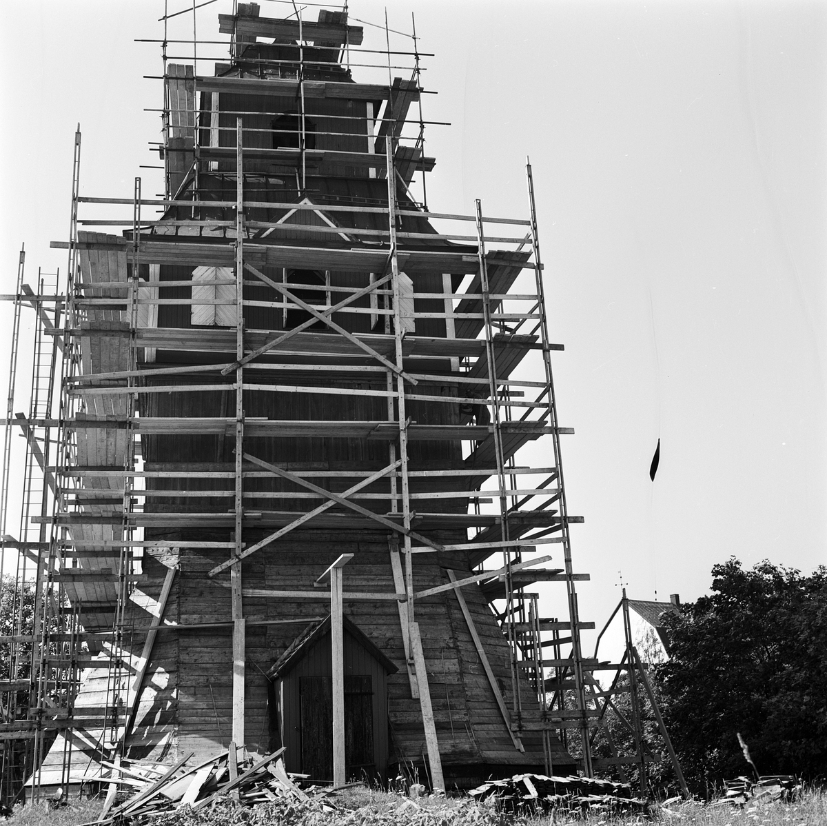 Klockstapel renoveras i Tolfta, Uppland 1970