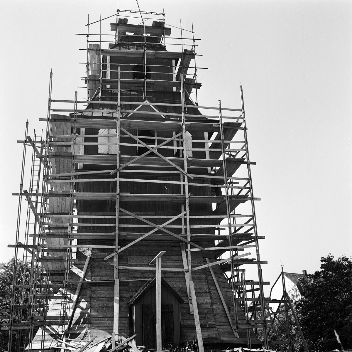 Klockstapel renoveras i Tolfta, Uppland 1970