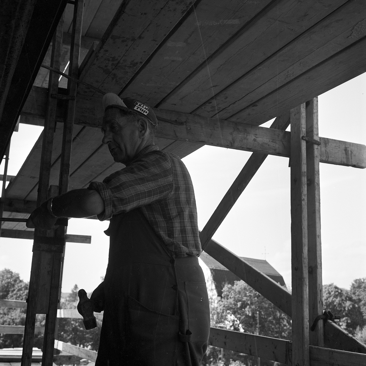 Klockstapel renoveras i Tolfta, Uppland 1970