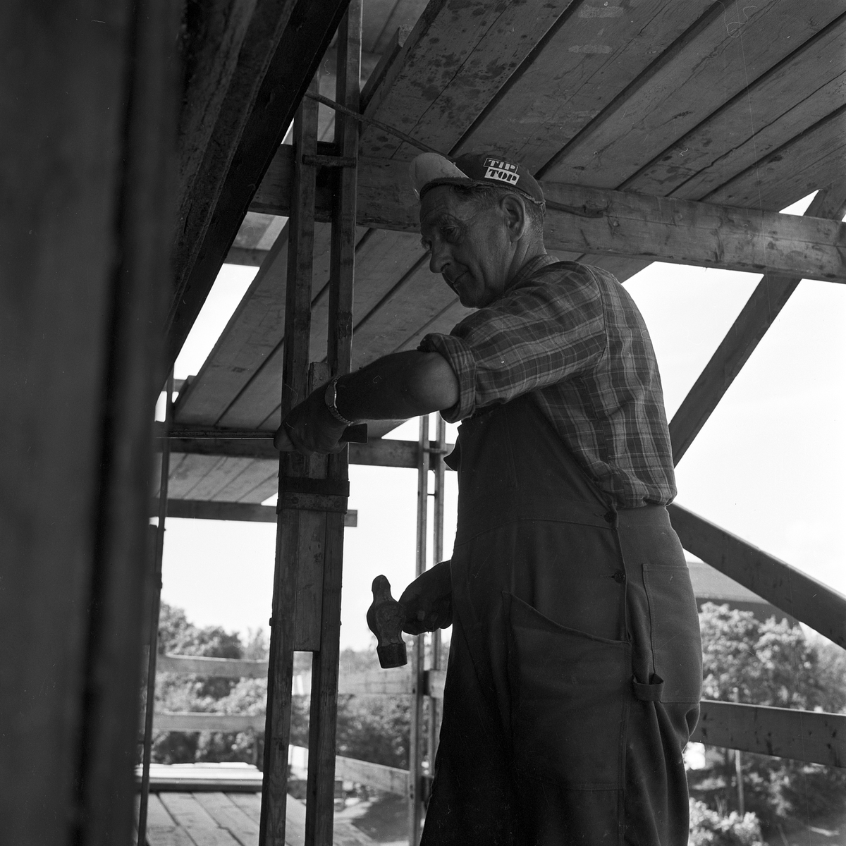 Klockstapel renoveras i Tolfta, Uppland 1970