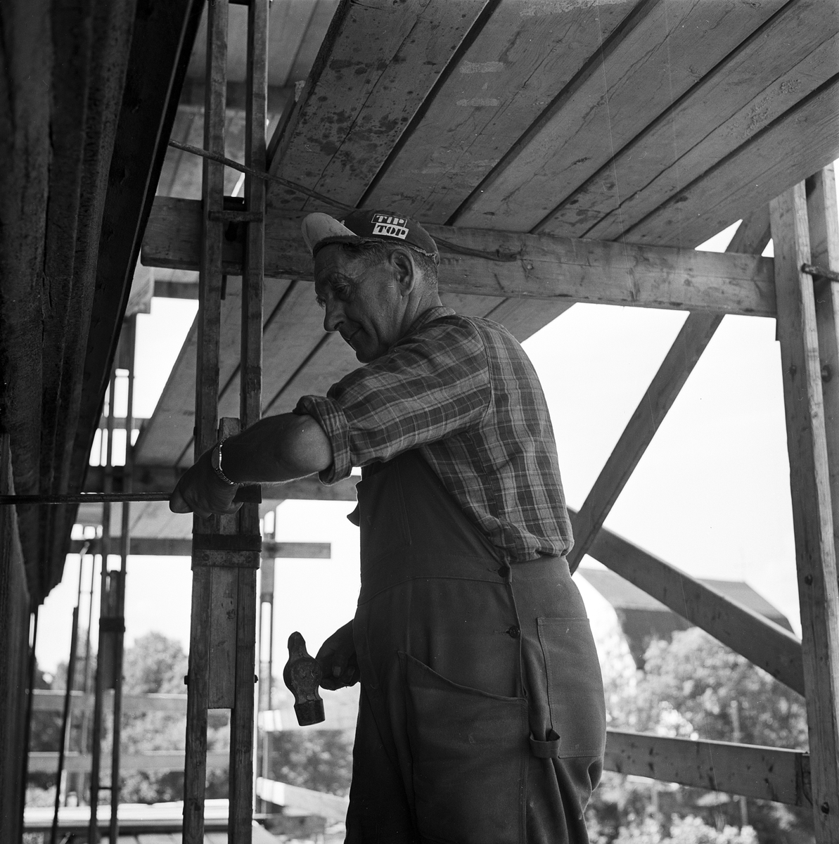 Klockstapel renoveras i Tolfta, Uppland 1970