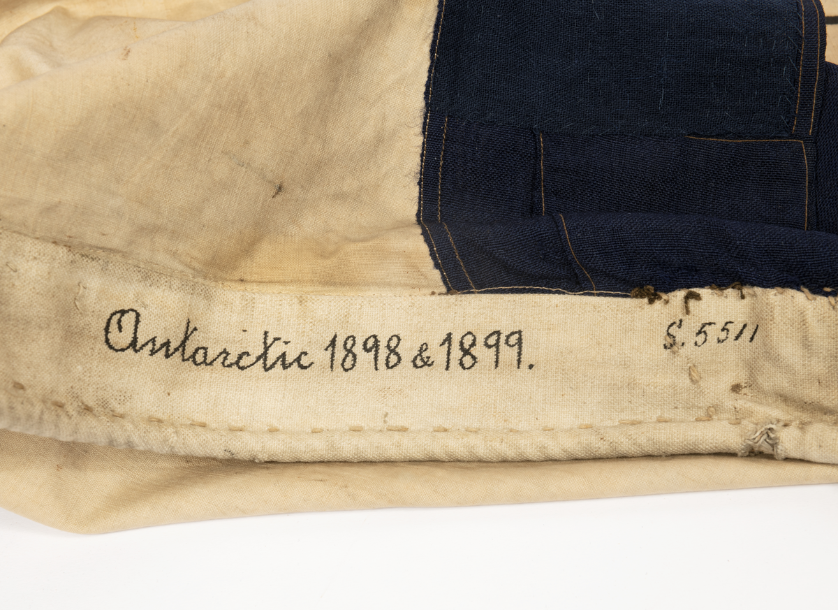 Standert bestående av triangulärt vitt fält av linne med blå kant av ylle. På det vita fältet är det målat SSS i svart under en rödfodrad förgylld kunglig krona. Märkt 'Antarctic 1898-1899”.