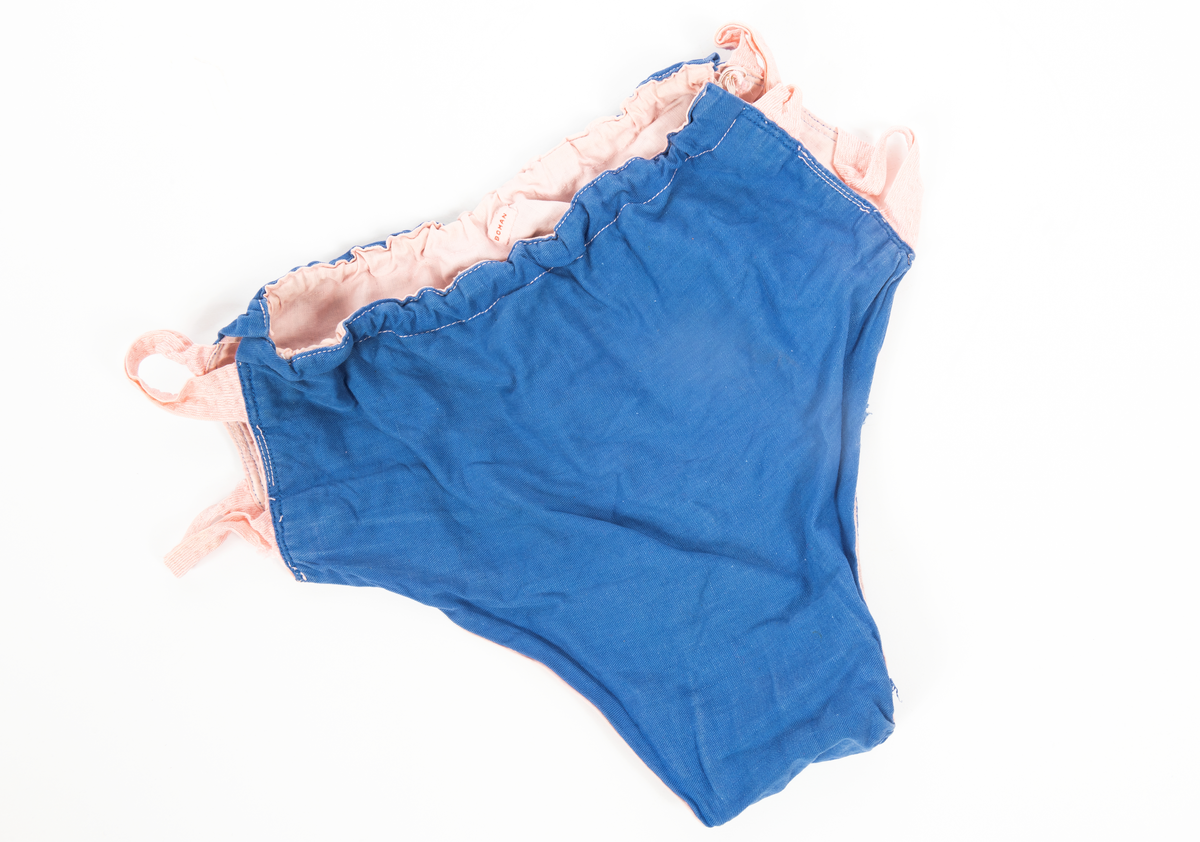 Blommig säck av galontyg innehållande badkläder: rutig bikini, blå badbyxor och blå/rosa bikinibyxor. Medföljde vid insamlingen av Vegkryssaren TERTIA.