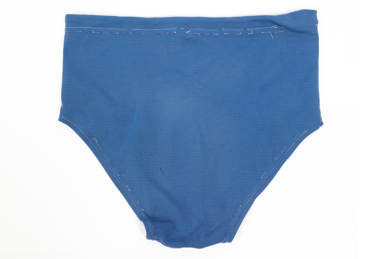Blommig säck av galontyg innehållande badkläder: rutig bikini, blå badbyxor och blå/rosa bikinibyxor. Medföljde vid insamlingen av Vegkryssaren TERTIA.