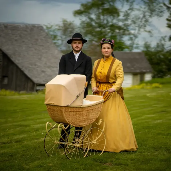 Fotografi av skuespillere som ektepar med barnevogn anno 1880