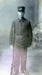 Mann i militær uniform
