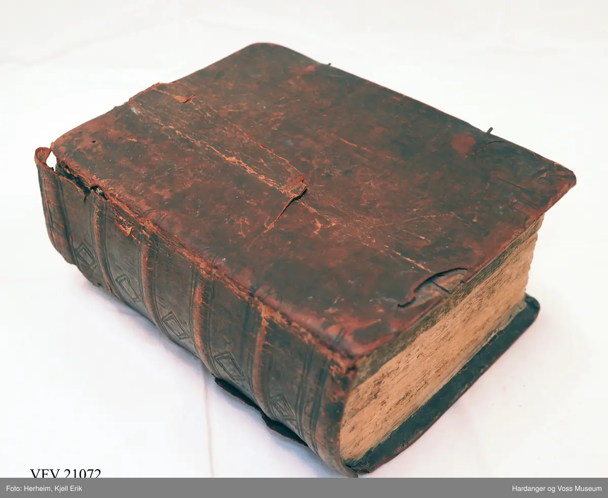 Ein huspostill (eller berre postill) er ei samling tekstar eller preiker for kvar dag i året, Boka er på ca. 1370 sider. Prega kvadratisk dekor i skinnet på ryggen. Omslaget er tynne treplater som er trekt med skinn. På det fyrste oppslaget er det namnetrekk, mellom anna Bø og Løvset.