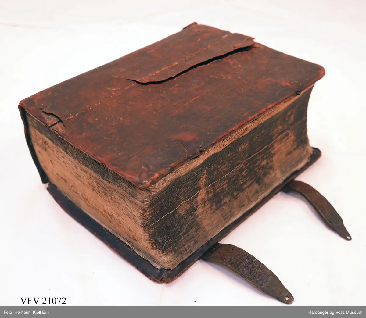 Ein huspostill (eller berre postill) er ei samling tekstar eller preiker for kvar dag i året, Boka er på ca. 1370 sider. Prega kvadratisk dekor i skinnet på ryggen. Omslaget er tynne treplater som er trekt med skinn. På det fyrste oppslaget er det namnetrekk, mellom anna Bø og Løvset.