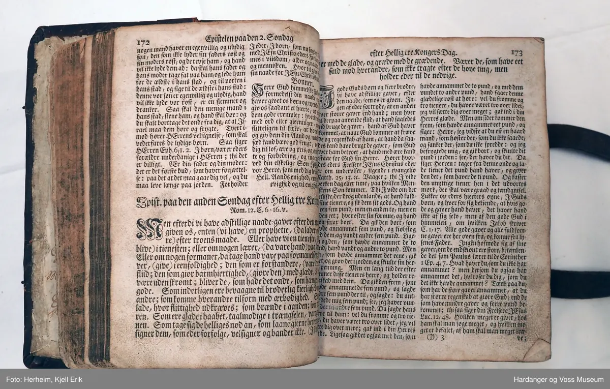 Ein huspostill (eller berre postill) er ei samling tekstar eller preiker for kvar dag i året, Boka er på ca. 1370 sider. Prega kvadratisk dekor i skinnet på ryggen. Omslaget er tynne treplater som er trekt med skinn. På det fyrste oppslaget er det namnetrekk, mellom anna Bø og Løvset.