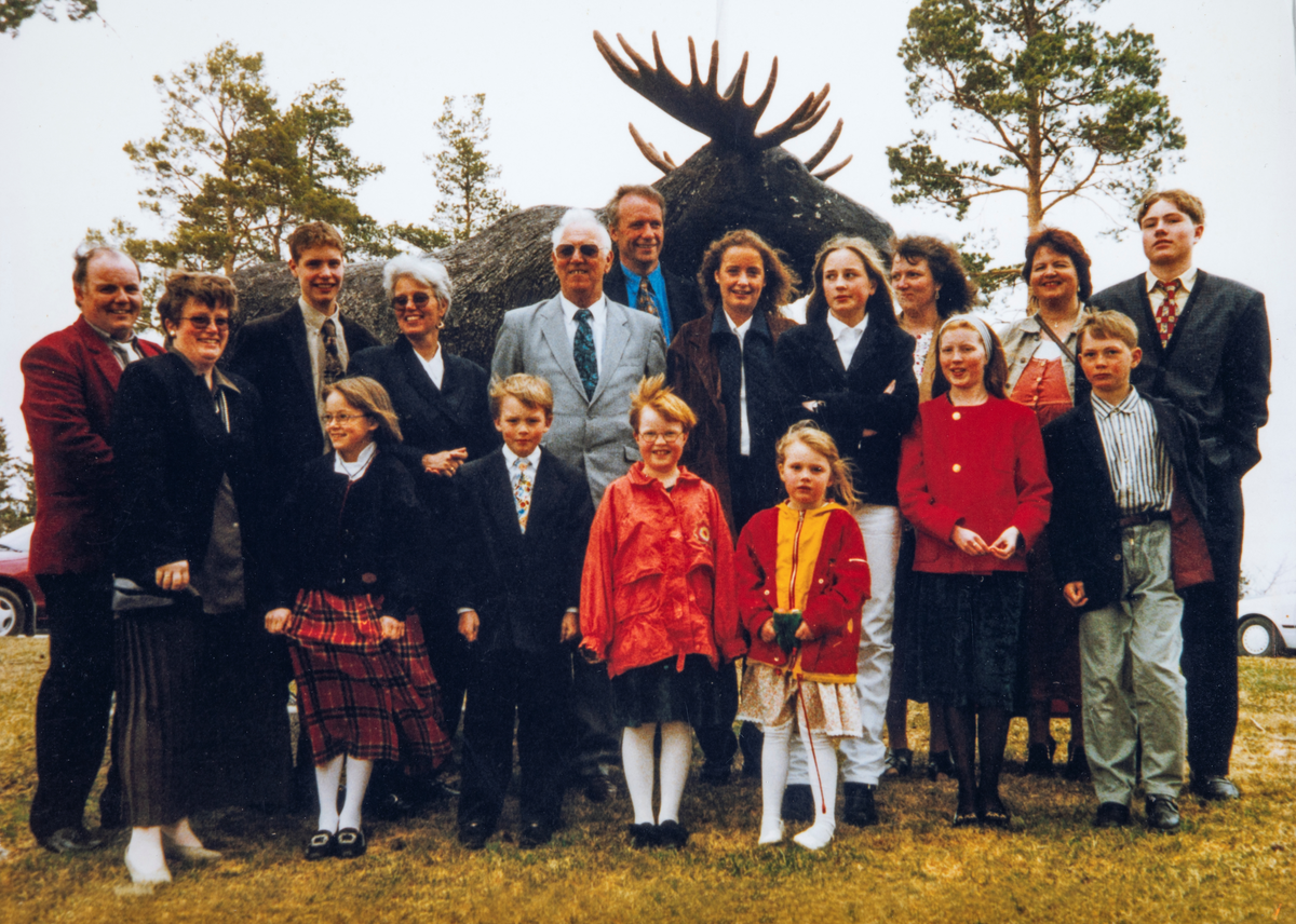 Familien Stensrud samlet til familieselskap på Espa. Bak fra venstre: Arne Lang Ree (født Stensrud), Vidar Støen, Berit Støen ( født Stensrud), Eivind Stensrud, Henry Støen, Tone Støen Jakobsen, Kristin Heggelund, Mette Stensrud, Gro Heggelund (født Stensrud), Gunnar Heggelund. 
Foran fra venstre: Kari Johanne Lang Ree, Julie Lang Ree, Anders Lang Ree, Ida Heensbakken (sødt Østvold), Åse Østvold Bech, Maren Østvold og Øyvind Heggelund.