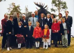 Familien Stensrud samlet til familieselskap på Espa. Bak fra venstre: Arne Lang Ree (født Stensrud), Vidar Støen, Berit Støen ( født Stensrud), Eivind Stensrud, Henry Støen, Tone Støen Jakobsen, Kristin Heggelund, Mette Stensrud, Gro Heggelund (født Stensrud), Gunnar Heggelund. 
Foran fra venstre: Kari Johanne Lang Ree, Julie Lang Ree, Anders Lang Ree, Ida Heensbakken (sødt Østvold), Åse Østvold Bech, Maren Østvold og Øyvind Heggelund.