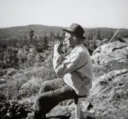 Aksel Stensrud (25.07.1885-18.07.1954) fra Hersjøvangen på Espa. Sittende ute å spiller på Seljefløyte.