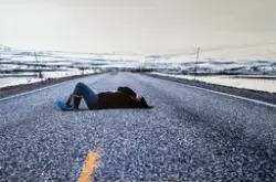 Ligger i veien fra serien De språkløse [Fotografi]