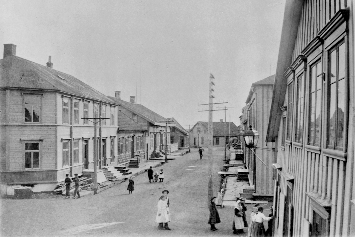 Vadsø sentrum i 1908. Mange barn ute på gata. 